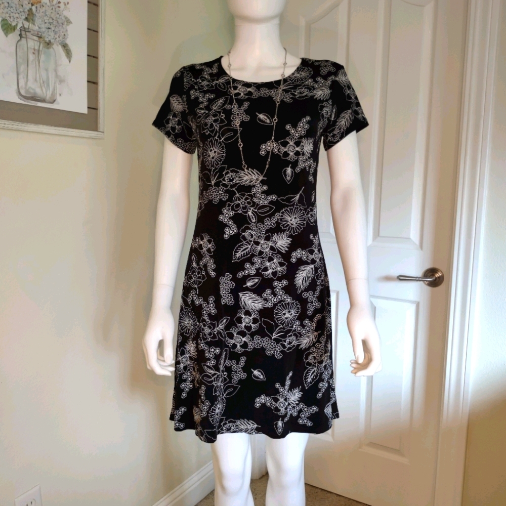 es.se U.S.A. Black & White Flared Hemline Dress SzMed NWOT